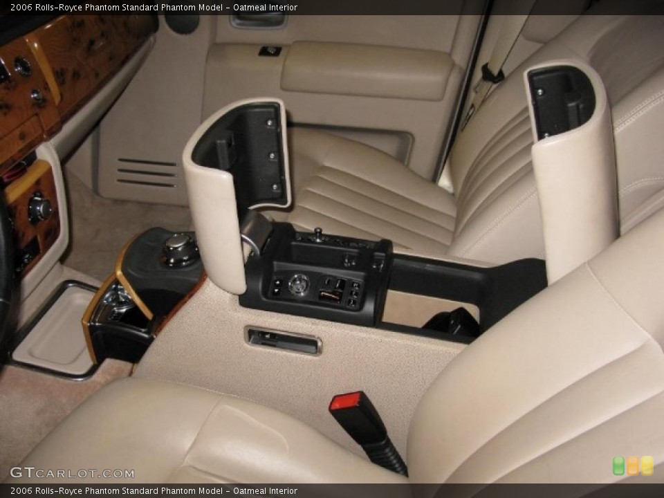 Oatmeal Interior Photo for the 2006 Rolls-Royce Phantom  #41069483