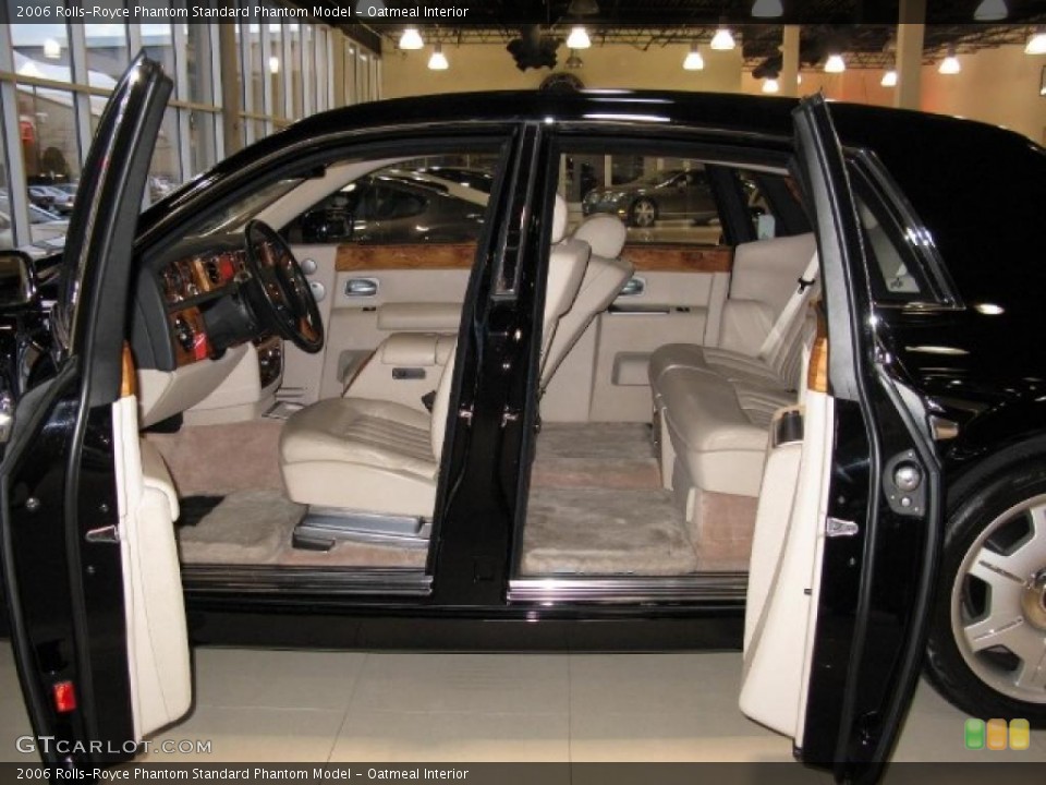 Oatmeal Interior Photo for the 2006 Rolls-Royce Phantom  #41069551