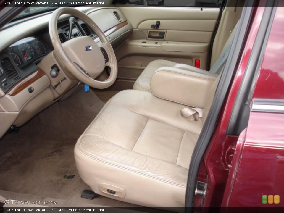 Medium Parchment Interior Photo for the 2005 Ford Crown Victoria LX #41081427