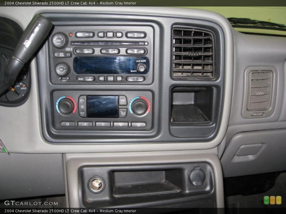 Medium Gray Interior Controls for the 2004 Chevrolet Silverado 2500HD LT Crew Cab 4x4 #41100645