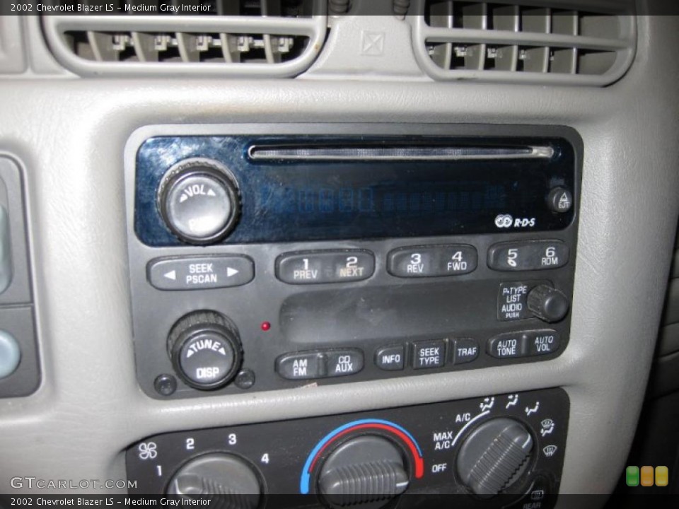 Medium Gray Interior Controls for the 2002 Chevrolet Blazer LS #41108982