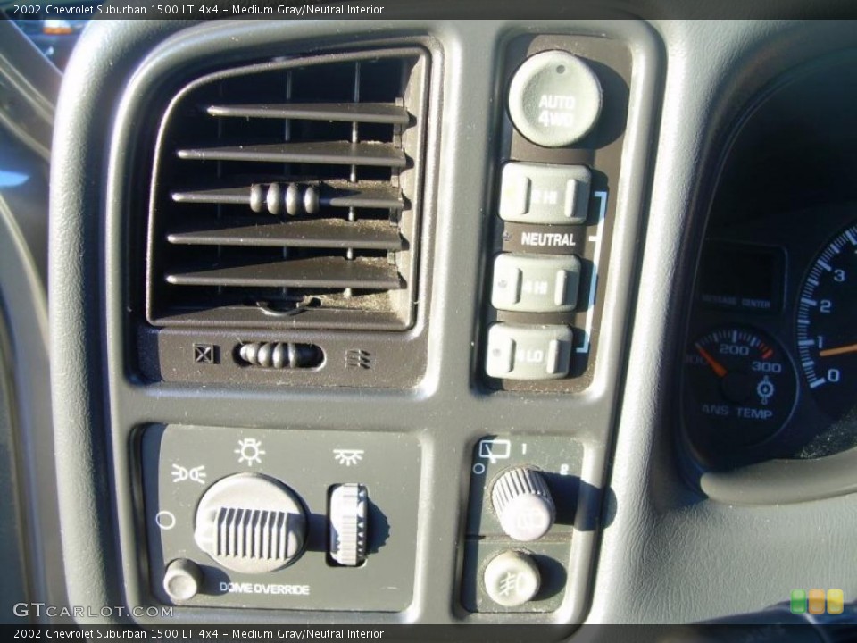 Medium Gray/Neutral Interior Controls for the 2002 Chevrolet Suburban 1500 LT 4x4 #41124559