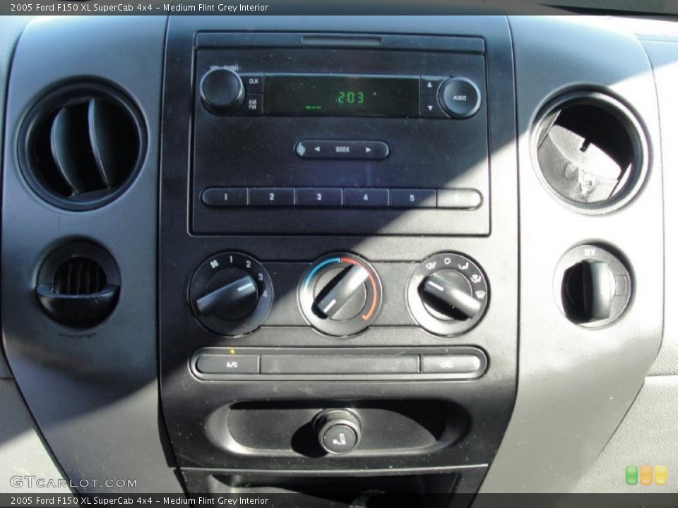 Medium Flint Grey Interior Controls for the 2005 Ford F150 XL SuperCab 4x4 #41172666