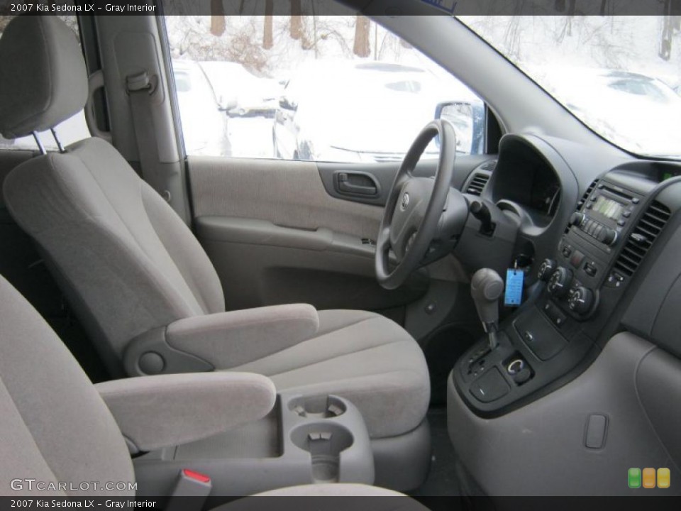 Gray Interior Photo for the 2007 Kia Sedona LX #41200978
