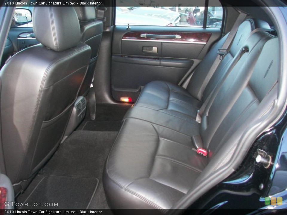 Black Interior Photo for the 2010 Lincoln Town Car Signature Limited #41255537