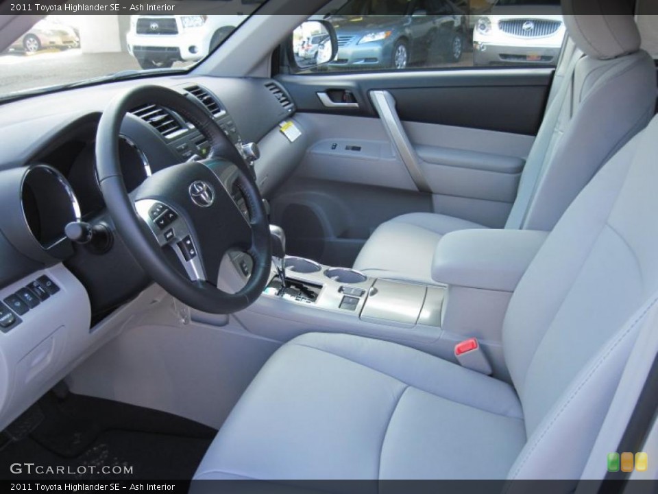 Ash Interior Photo for the 2011 Toyota Highlander SE #41255909