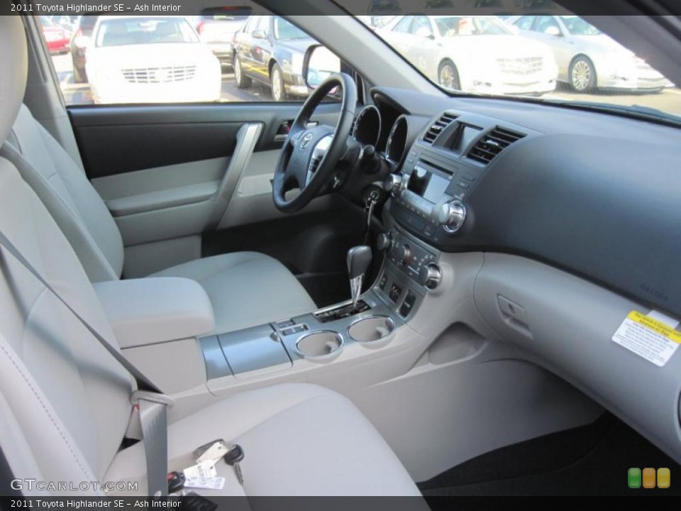 Ash Interior Photo for the 2011 Toyota Highlander SE #41255957