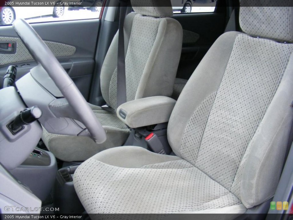 Gray Interior Photo for the 2005 Hyundai Tucson LX V6 #41258273
