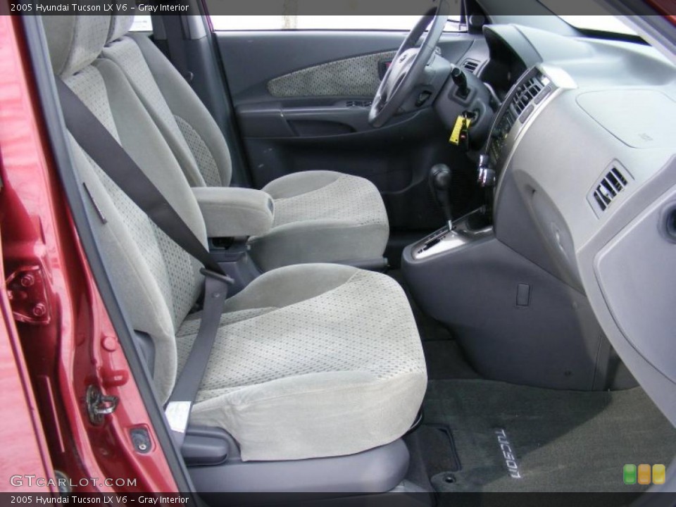 Gray Interior Photo for the 2005 Hyundai Tucson LX V6 #41258321