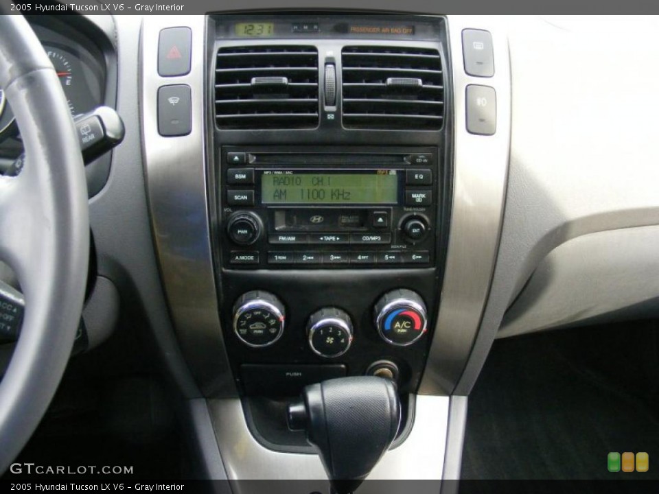 Gray Interior Controls for the 2005 Hyundai Tucson LX V6 #41258425