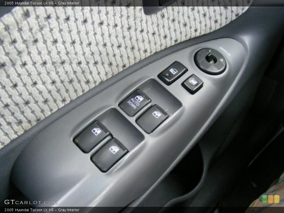 Gray Interior Controls for the 2005 Hyundai Tucson LX V6 #41258485