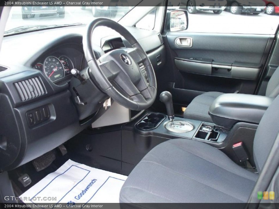 Charcoal Gray Interior Photo for the 2004 Mitsubishi Endeavor LS AWD #41278765