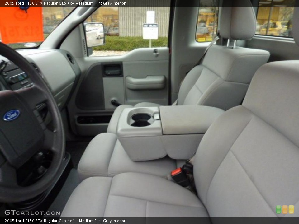 Medium Flint Grey Interior Photo for the 2005 Ford F150 STX Regular Cab 4x4 #41319274