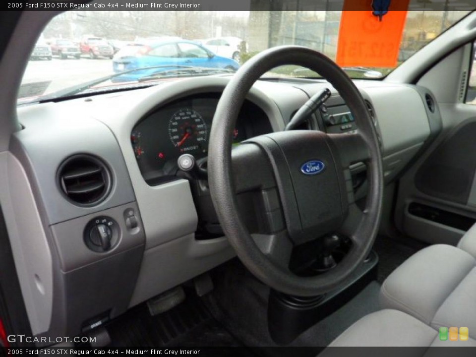 Medium Flint Grey Interior Photo for the 2005 Ford F150 STX Regular Cab 4x4 #41319290