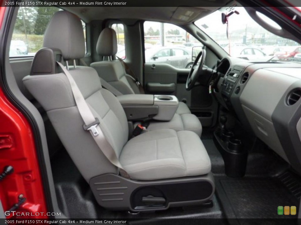 Medium Flint Grey Interior Photo for the 2005 Ford F150 STX Regular Cab 4x4 #41319354