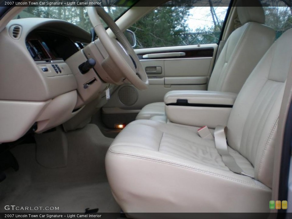 Light Camel Interior Photo for the 2007 Lincoln Town Car Signature #41334487