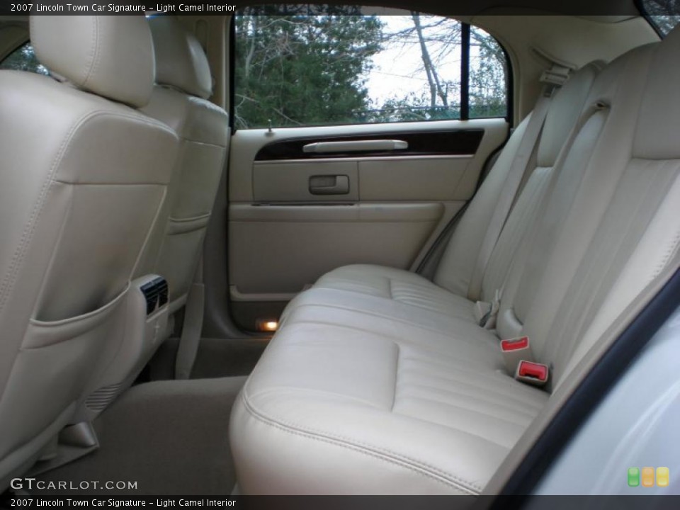 Light Camel Interior Photo for the 2007 Lincoln Town Car Signature #41334563