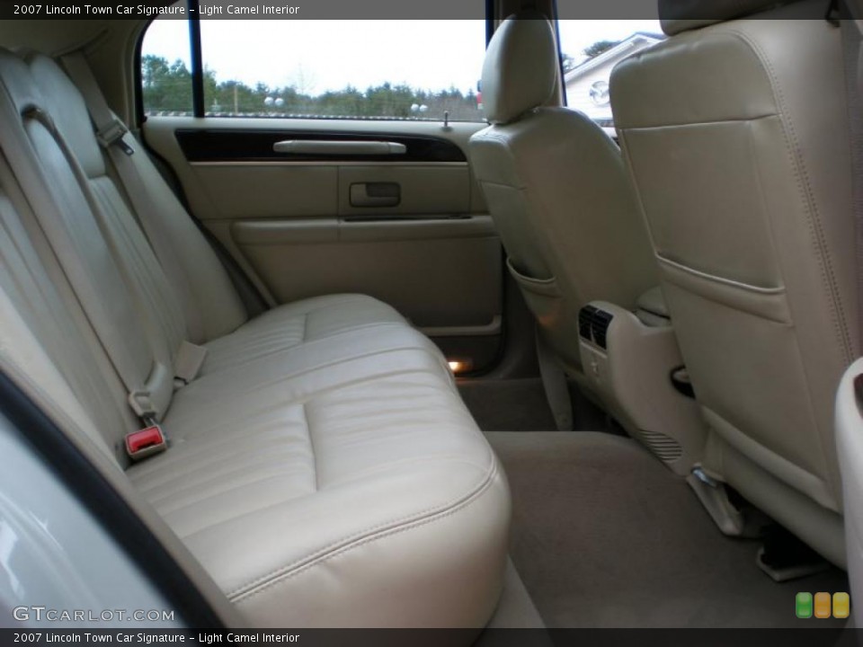 Light Camel Interior Photo for the 2007 Lincoln Town Car Signature #41334643