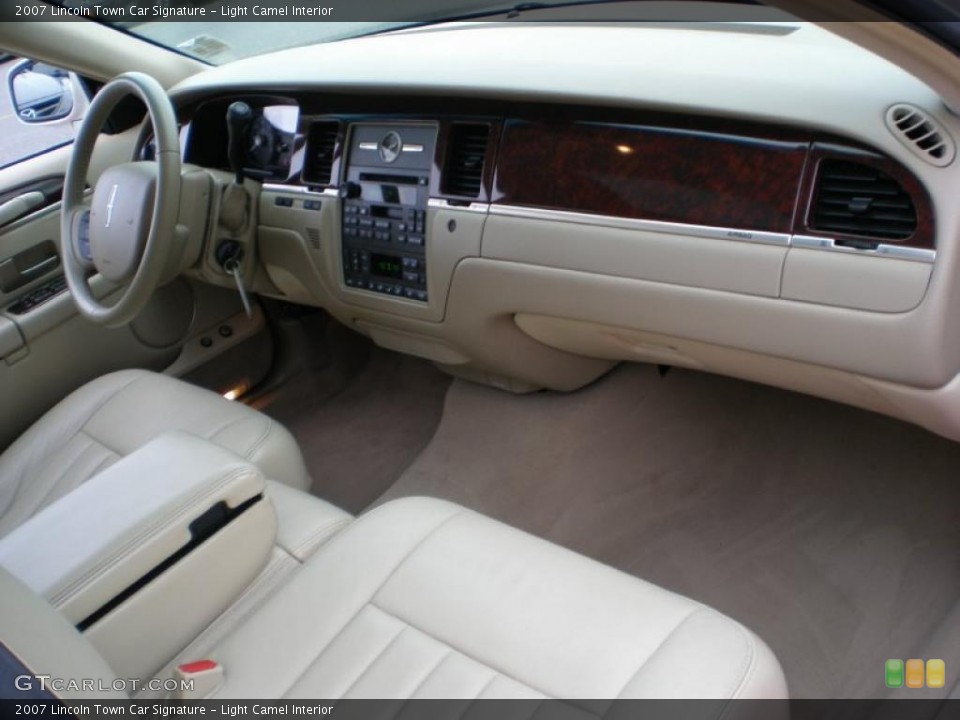 Light Camel Interior Dashboard for the 2007 Lincoln Town Car Signature #41334659