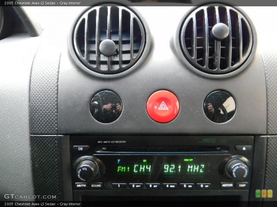 Gray Interior Controls for the 2005 Chevrolet Aveo LS Sedan #41371988