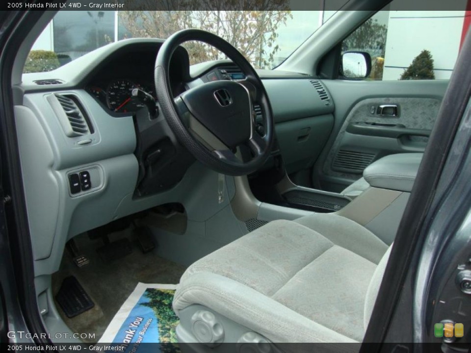 Gray Interior Photo for the 2005 Honda Pilot LX 4WD #41425039