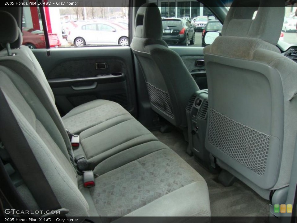 Gray Interior Photo for the 2005 Honda Pilot LX 4WD #41425179