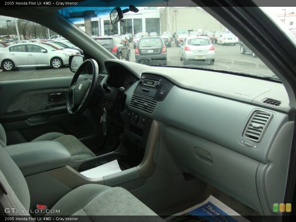 Gray Interior Photo for the 2005 Honda Pilot LX 4WD #41425203