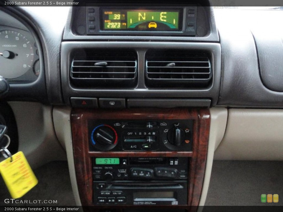 Beige Interior Controls for the 2000 Subaru Forester 2.5 S #41466774