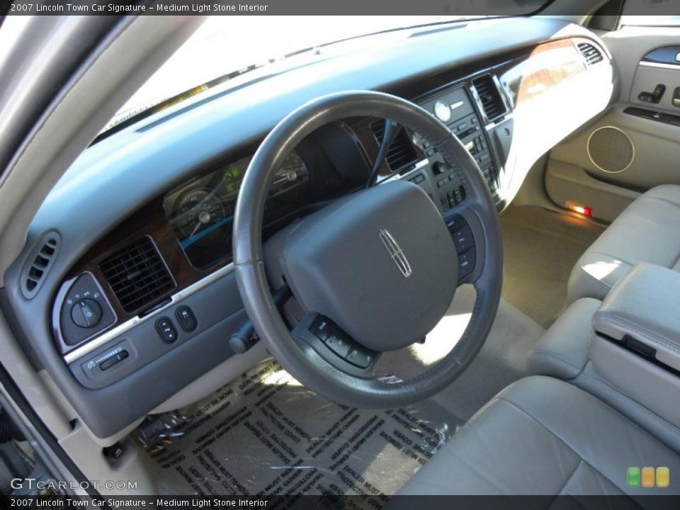 Medium Light Stone Interior Photo for the 2007 Lincoln Town Car Signature #41466910
