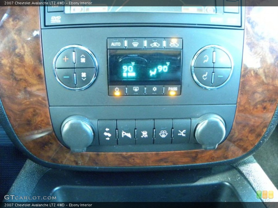Ebony Interior Controls for the 2007 Chevrolet Avalanche LTZ 4WD #41469563