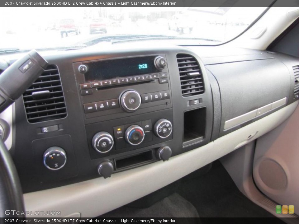 Light Cashmere/Ebony Interior Controls for the 2007 Chevrolet Silverado 2500HD LTZ Crew Cab 4x4 Chassis #41476039