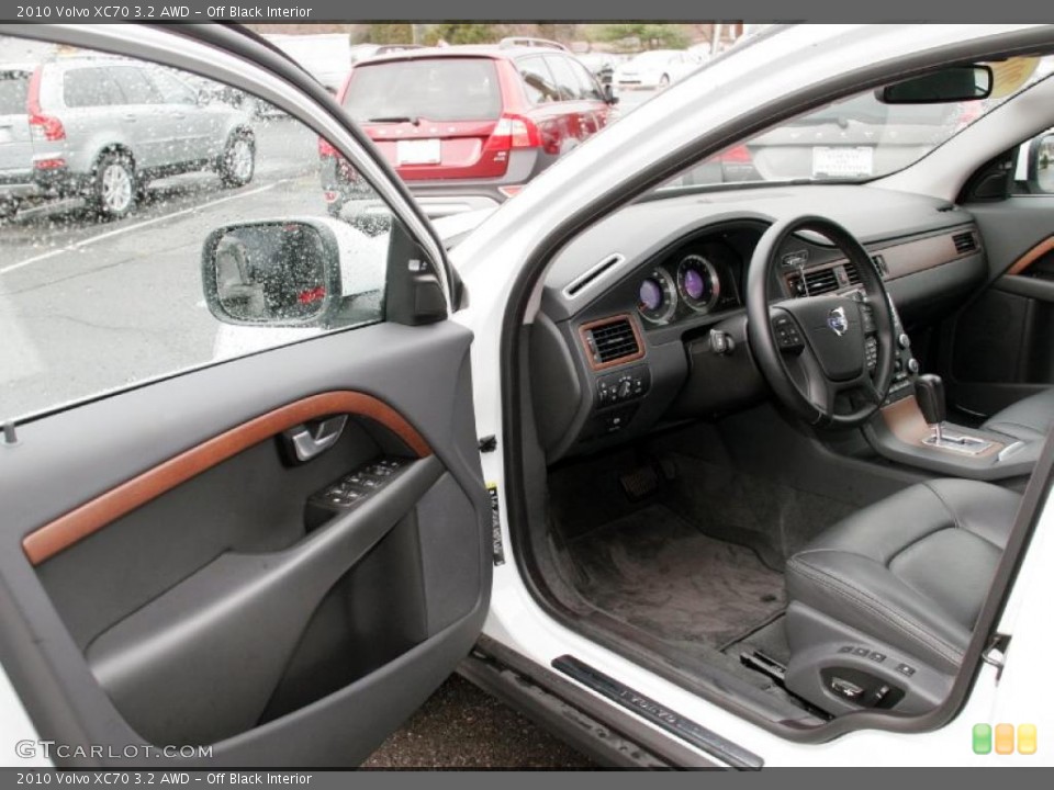 Off Black Interior Photo for the 2010 Volvo XC70 3.2 AWD #41512477
