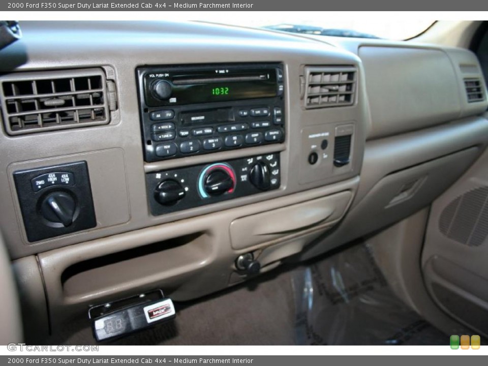 Medium Parchment Interior Controls for the 2000 Ford F350 Super Duty Lariat Extended Cab 4x4 #41595379