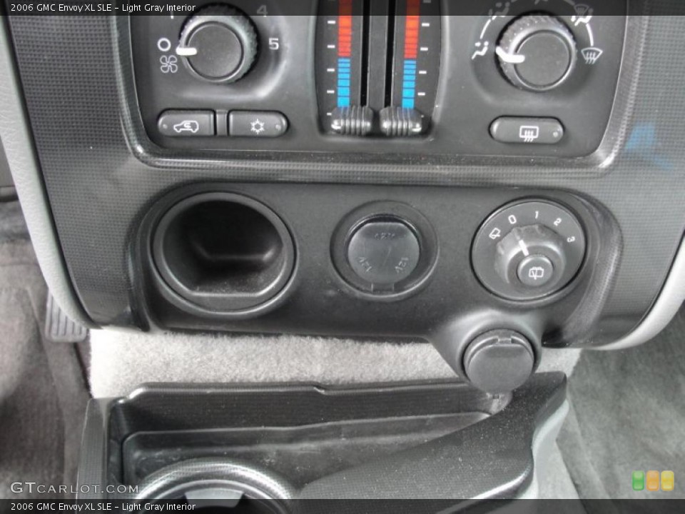 Light Gray Interior Controls for the 2006 GMC Envoy XL SLE #41615116