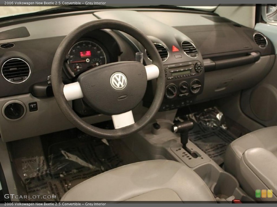 Grey Interior Dashboard for the 2006 Volkswagen New Beetle 2.5 Convertible #41634619
