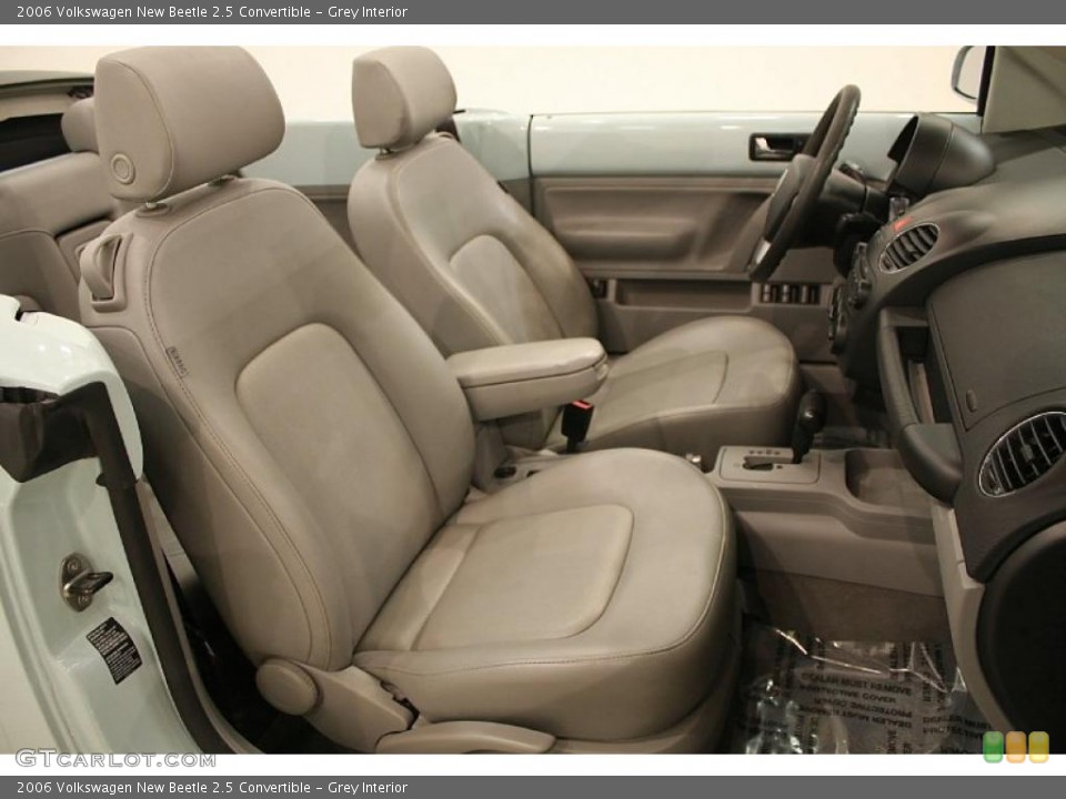 Grey Interior Photo for the 2006 Volkswagen New Beetle 2.5 Convertible #41634711