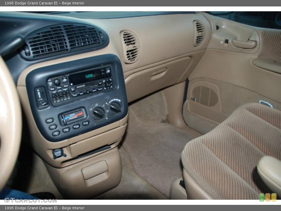 Beige Interior Photo for the 1996 Dodge Grand Caravan ES #41644939
