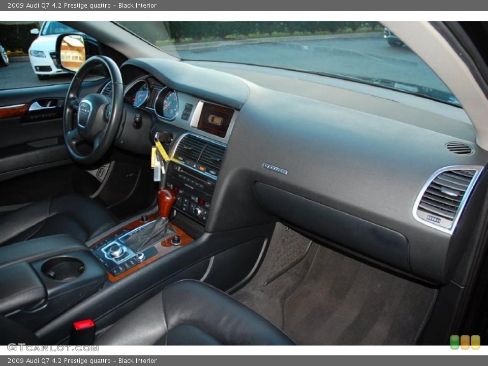 Black Interior Dashboard for the 2009 Audi Q7 4.2 Prestige quattro #41649831