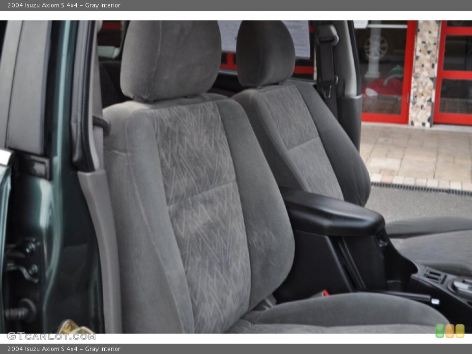 Gray Interior Photo for the 2004 Isuzu Axiom S 4x4 #41655939