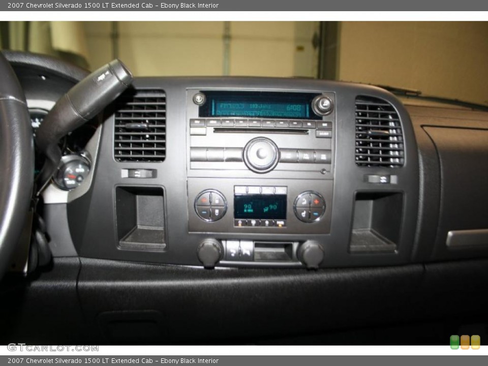 Ebony Black Interior Controls for the 2007 Chevrolet Silverado 1500 LT Extended Cab #41671068