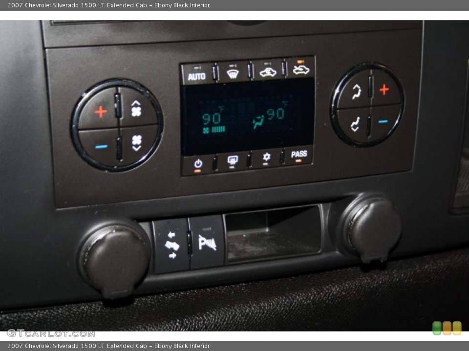 Ebony Black Interior Controls for the 2007 Chevrolet Silverado 1500 LT Extended Cab #41671092