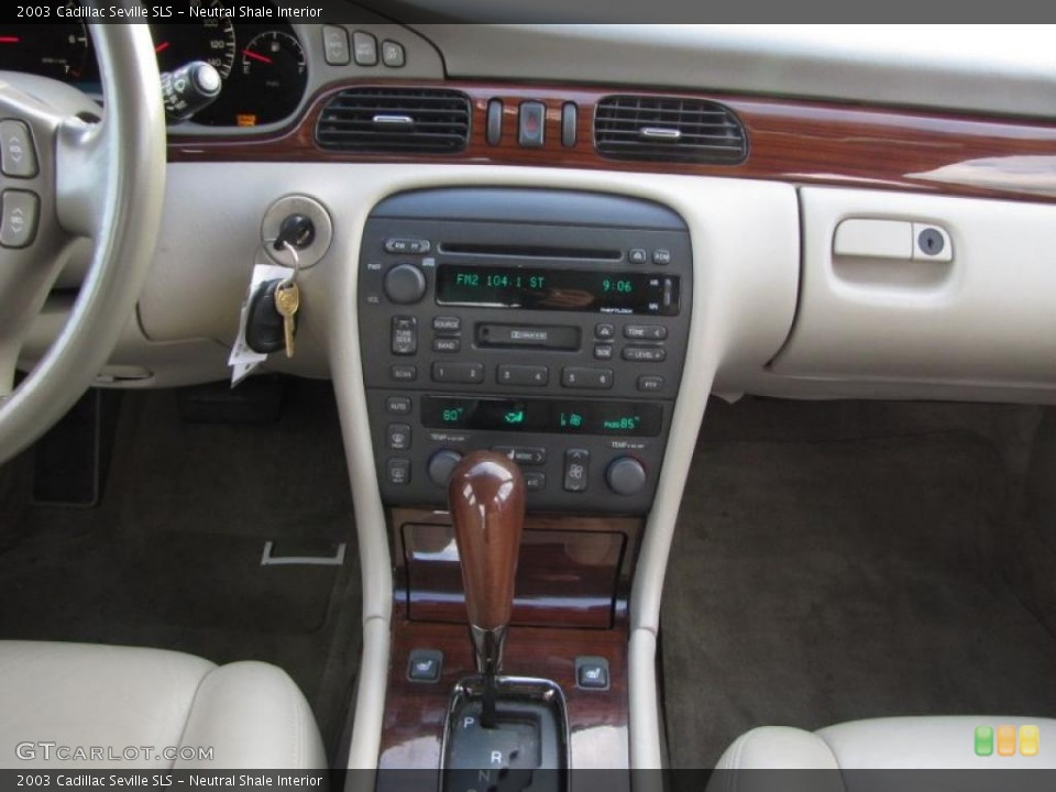 Neutral Shale Interior Controls for the 2003 Cadillac Seville SLS #41690569