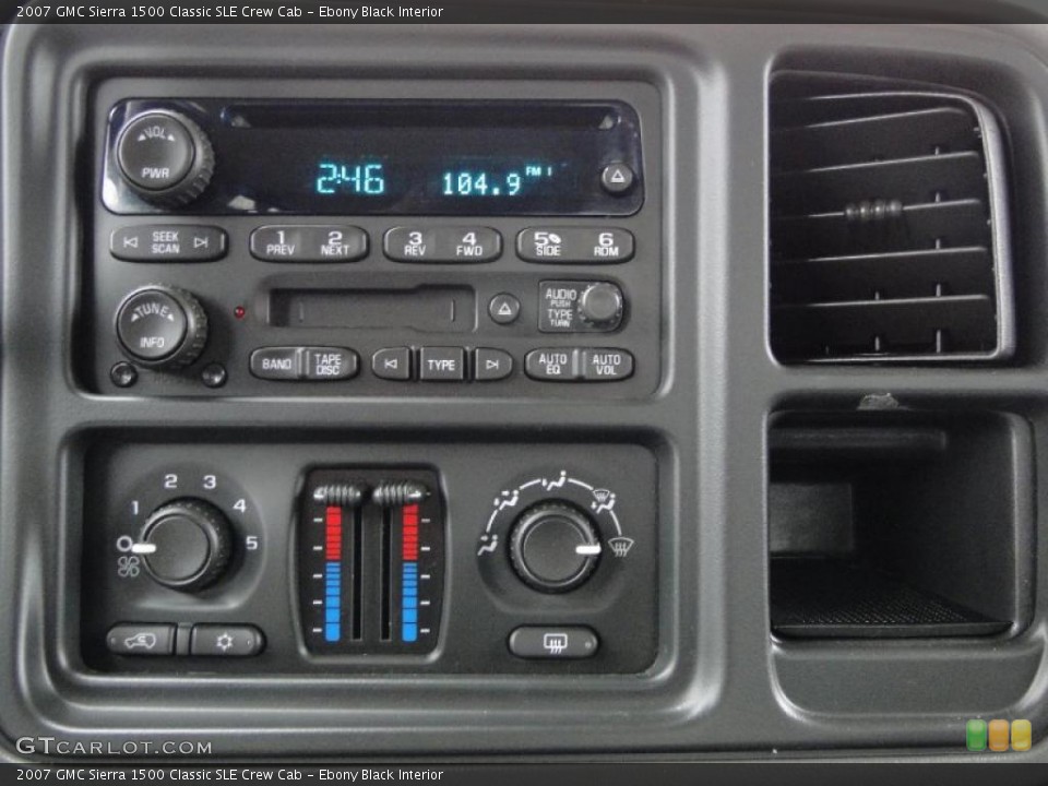Ebony Black Interior Controls for the 2007 GMC Sierra 1500 Classic SLE Crew Cab #41759513