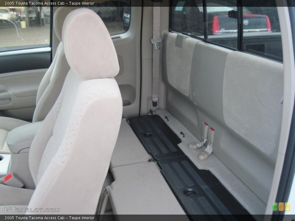 Taupe Interior Photo for the 2005 Toyota Tacoma Access Cab #41840557