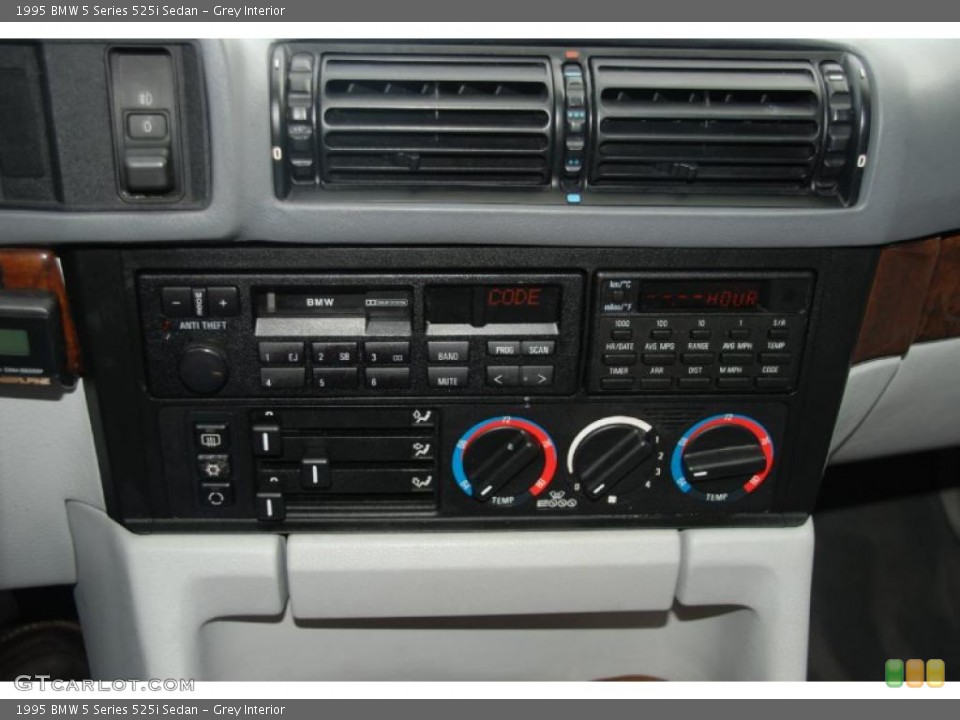 Grey Interior Controls for the 1995 BMW 5 Series 525i Sedan #41845388
