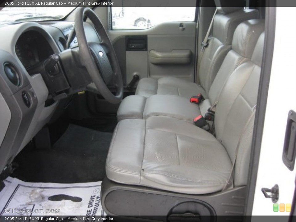 Medium Flint Grey Interior Photo for the 2005 Ford F150 XL Regular Cab #41873082