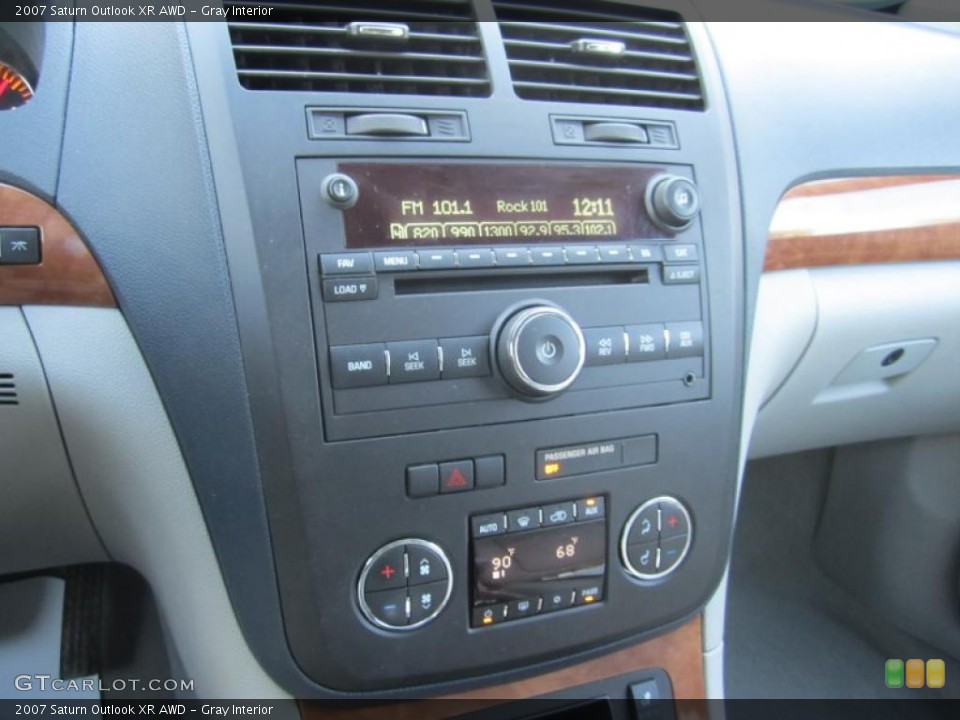 Gray Interior Controls for the 2007 Saturn Outlook XR AWD #41879766