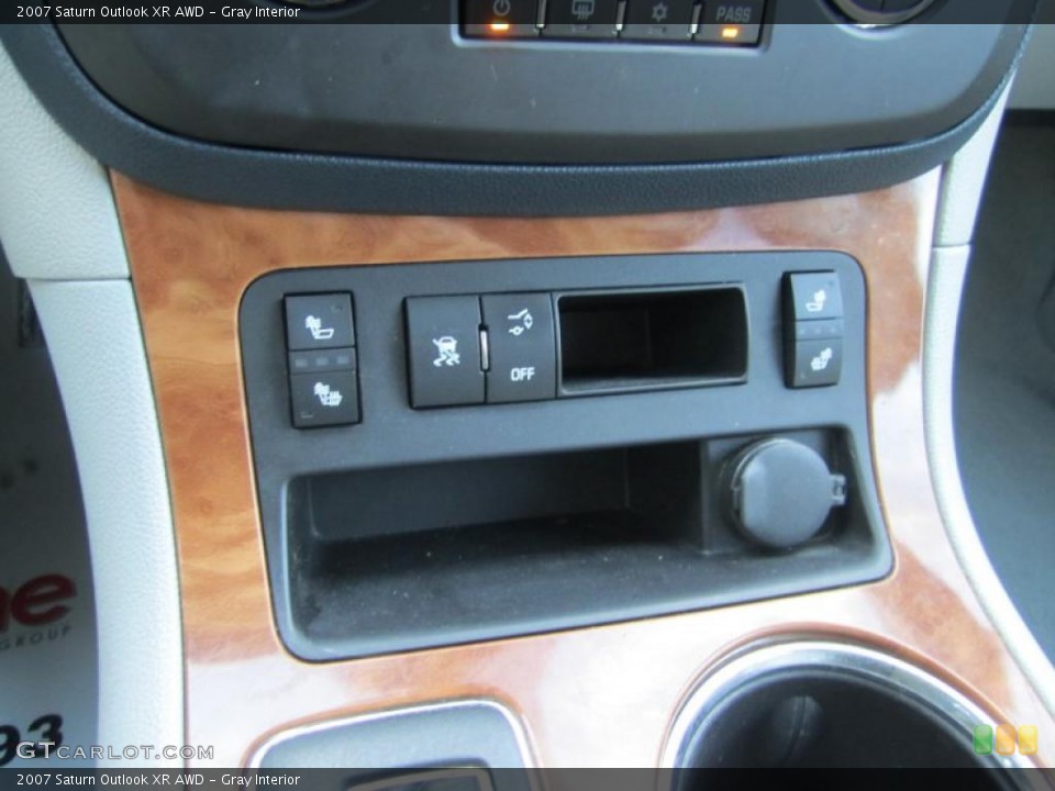 Gray Interior Controls for the 2007 Saturn Outlook XR AWD #41879782