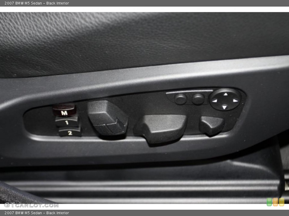 Black Interior Controls for the 2007 BMW M5 Sedan #41909297