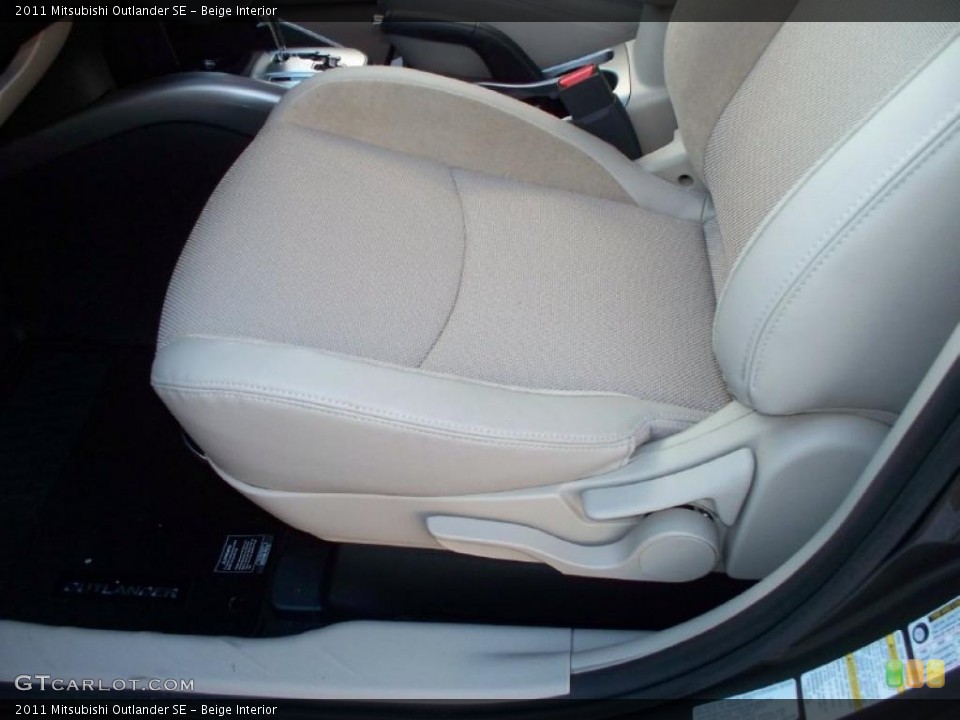 Beige Interior Photo for the 2011 Mitsubishi Outlander SE #41916333